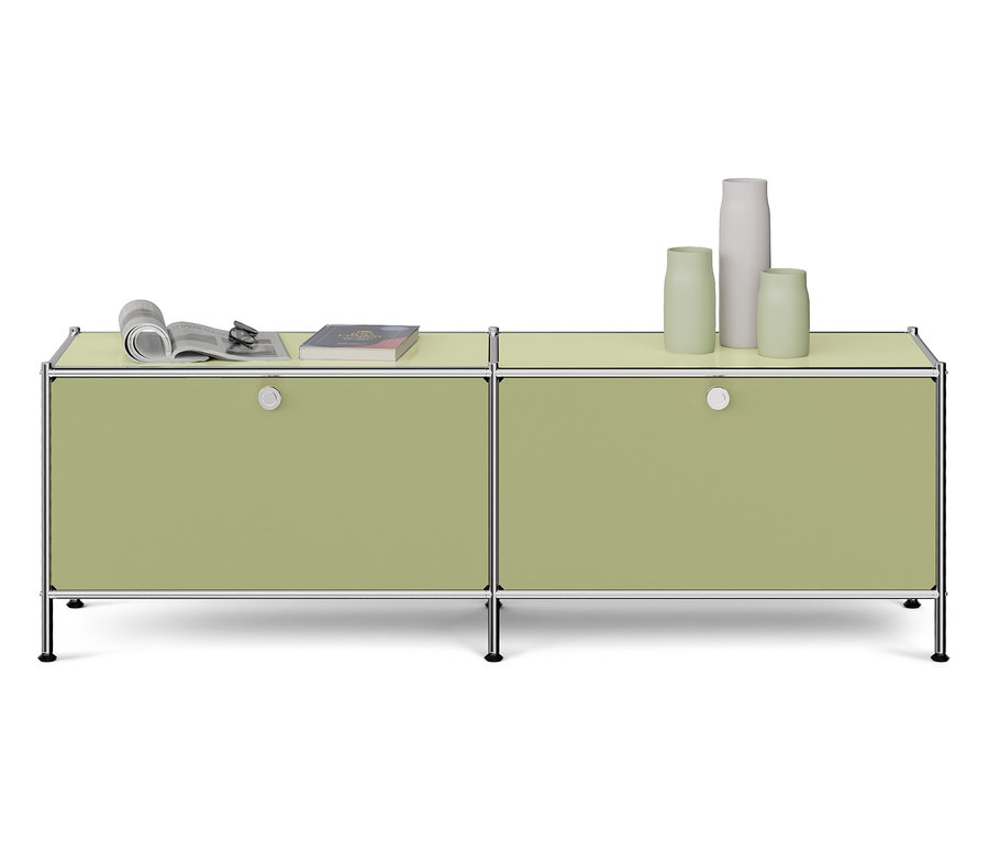 Dvě světle zelené skříňky s časopisem, knihou a vázami na vrchu.