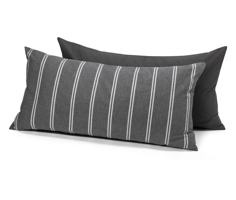Dva obdélníkové polštáře: jeden šedý s bílými pruhy a jeden tmavě šedý.