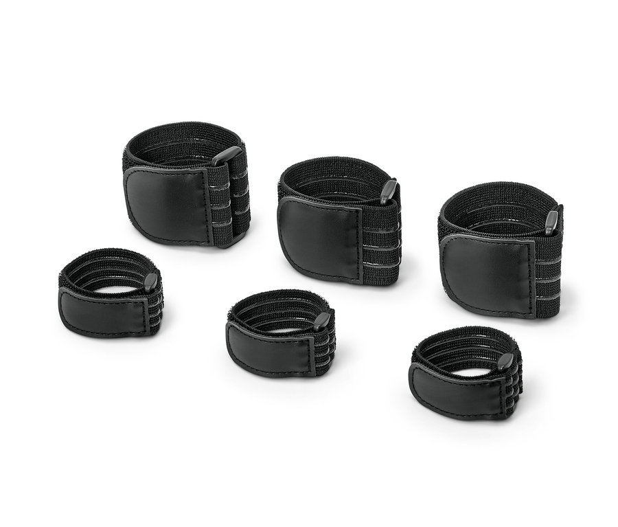 Šest černých elastických upevňovacích popruhů leží na bílém pozadí.