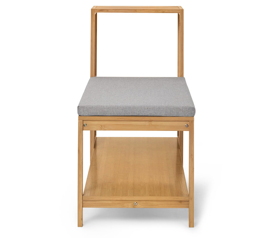 Dřevěná stolička se šedým polstrovaným sedákem a spodní policí.