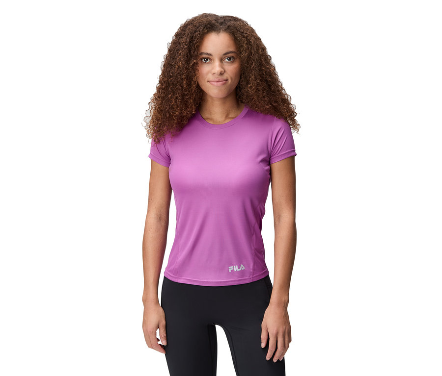 Žena má na sobě fialový sportovní top Fila a černé legíny.