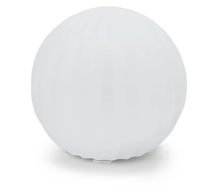 Bílá kulovitá lampa na bílém pozadí.