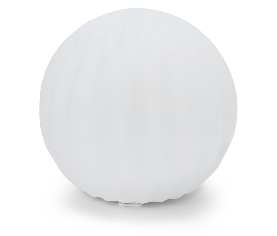 Bílá kulovitá lampa na bílém pozadí.