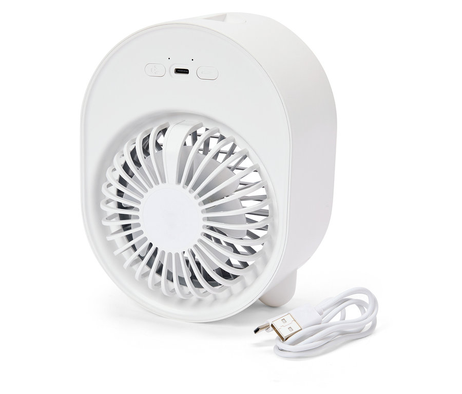 Bílý, kulatý mini ventilátor stojí vedle USB kabelu.