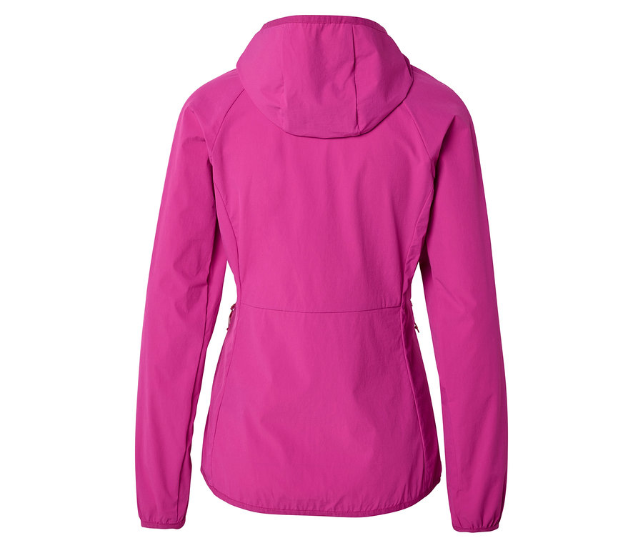 Pohled zezadu na růžovou bundu s kapucí.