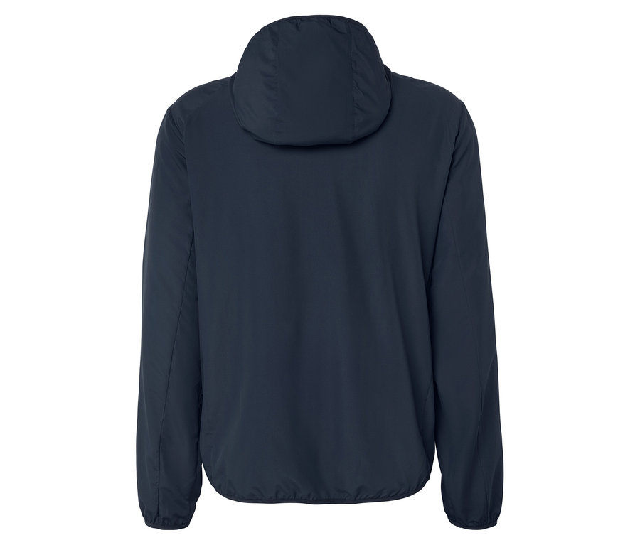 Pohled zezadu na tmavě modrou bundu s kapucí.