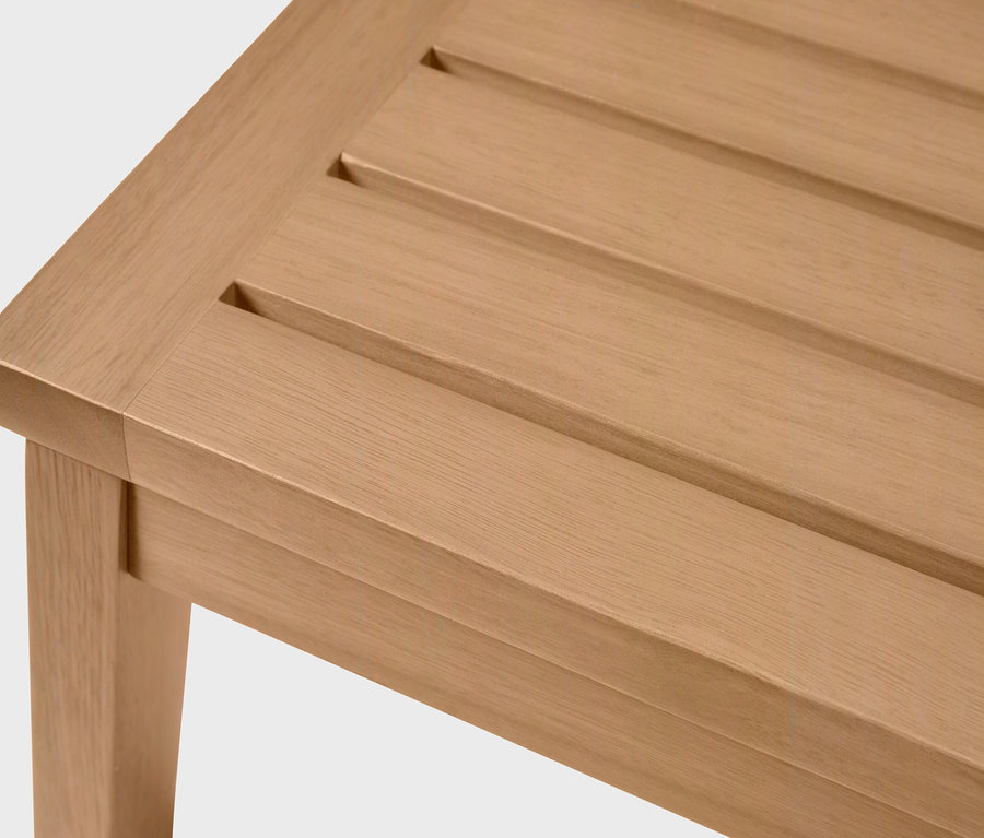 Detailní záběr na světle hnědou dřevěnou lavici s lamelovým roštem