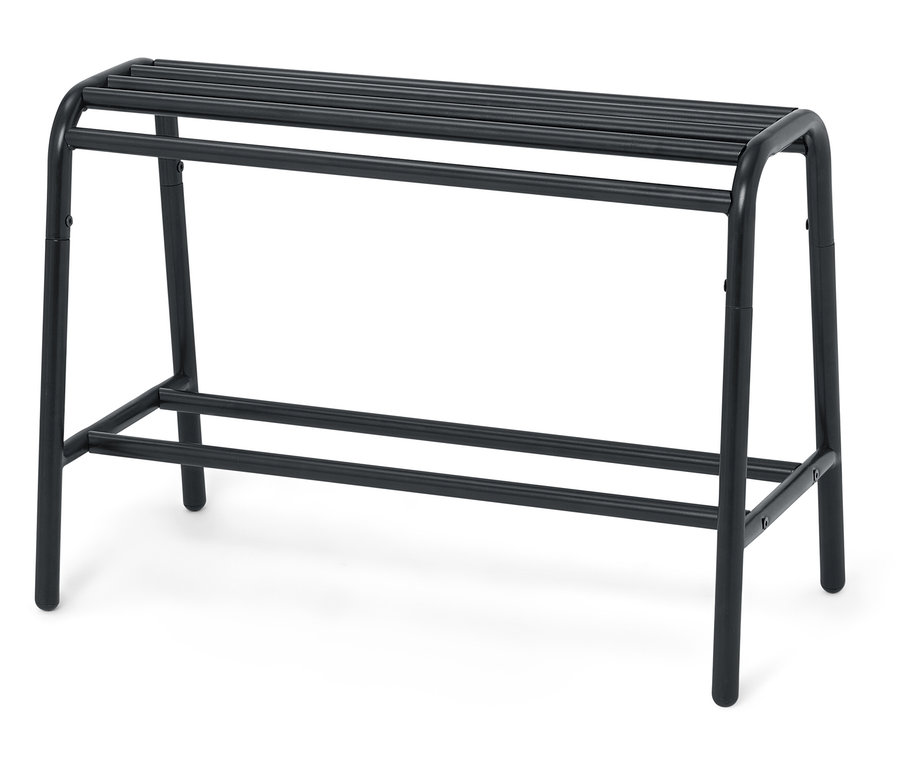 Černý kovový botník se dvěma úrovněmi na bílém pozadí.