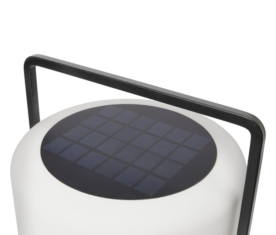Detailní záběr na bílou solární lampu s černou rukojetí a solárním panelem.