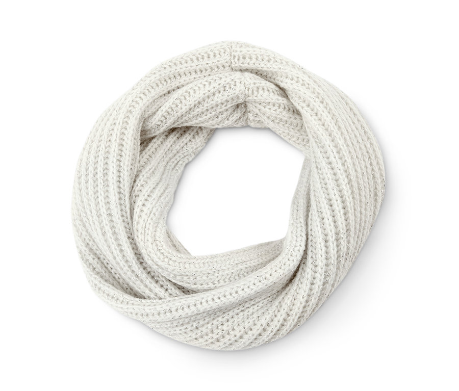 Bílý pletený kruhový šál.