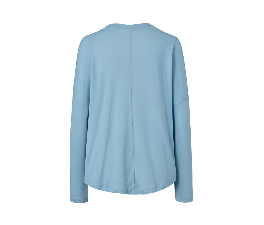 Světle modré tričko s netopýřími rukávy zezadu.