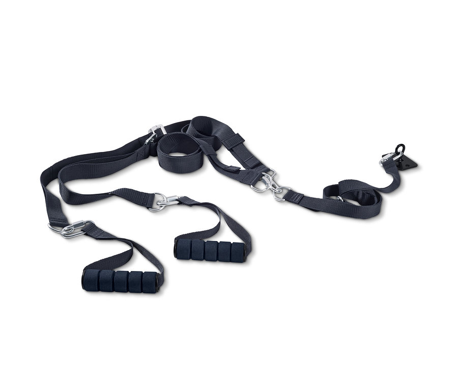 Černý závěsný posilovací systém s rukojeťmi a karabinami.