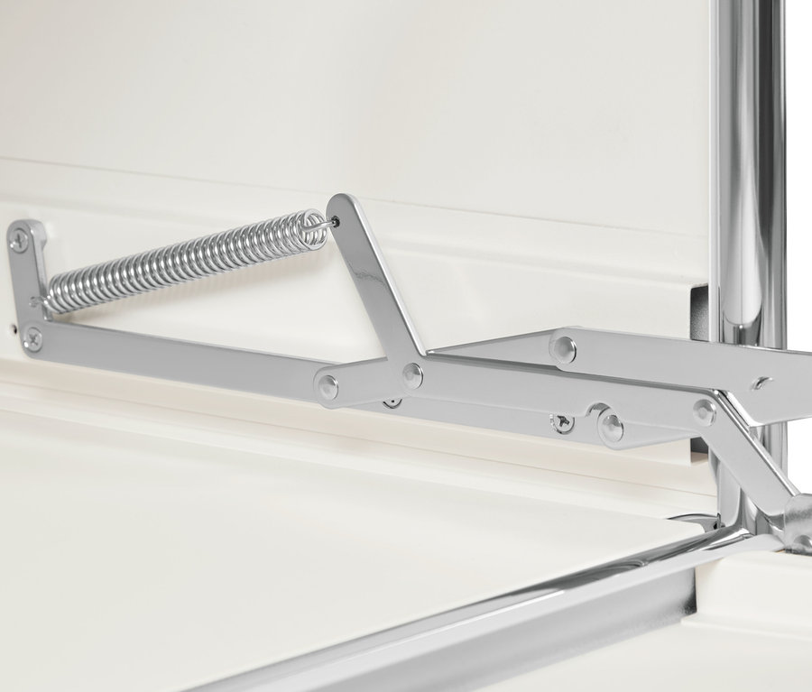 Detail bílého kovového věšáku na šaty CN3.