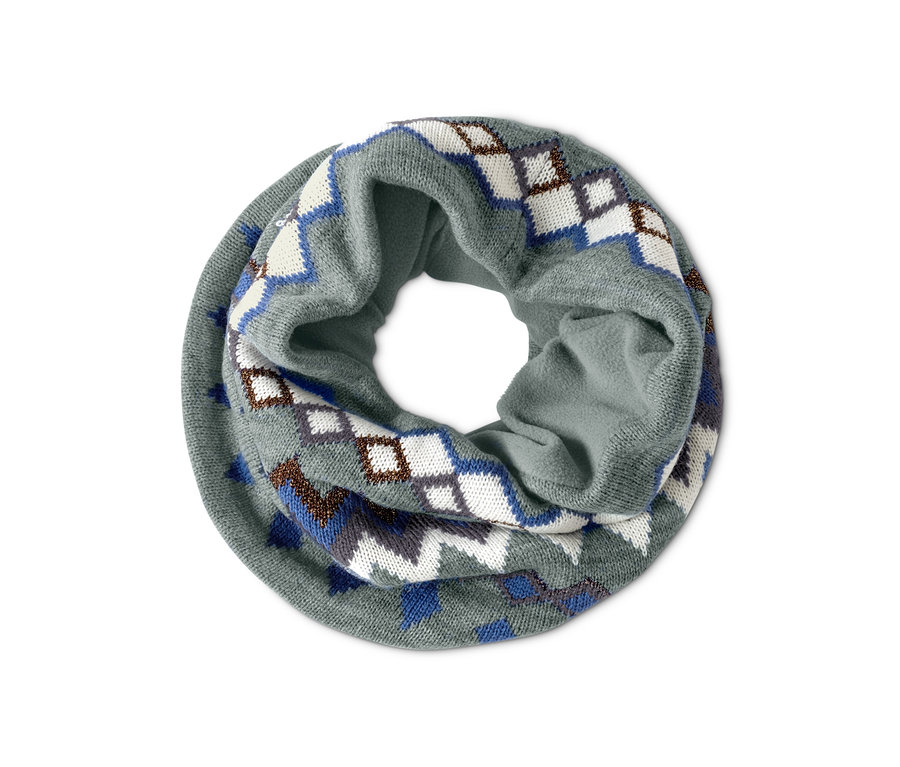 Pletená kruhová šála se vzorem kosočtverců v bílé, modré a hnědé barvě na šedém pozadí.