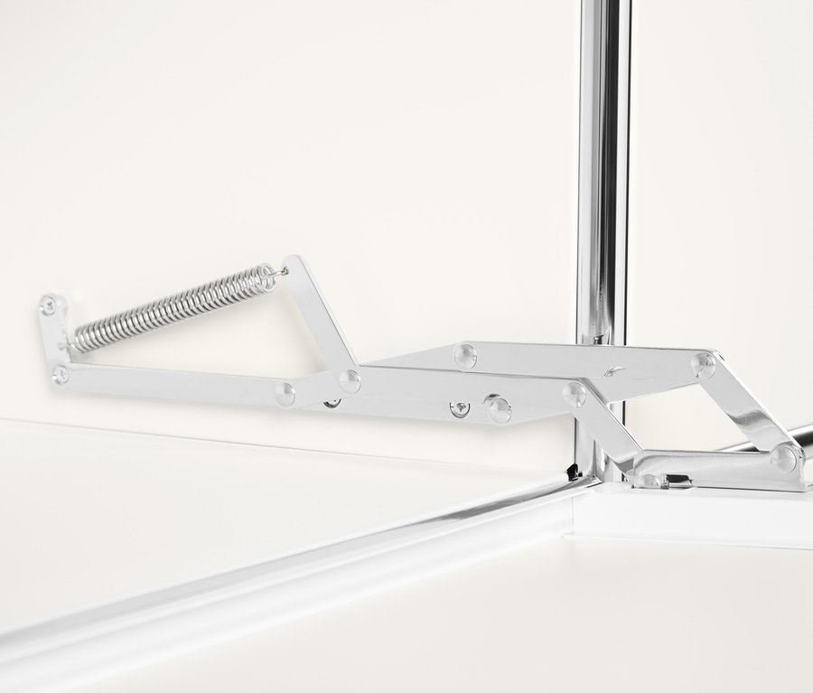 Detail bílé kovové odkládací skříňky CN3 s výklopnými dvířky a mechanismem otevírání.