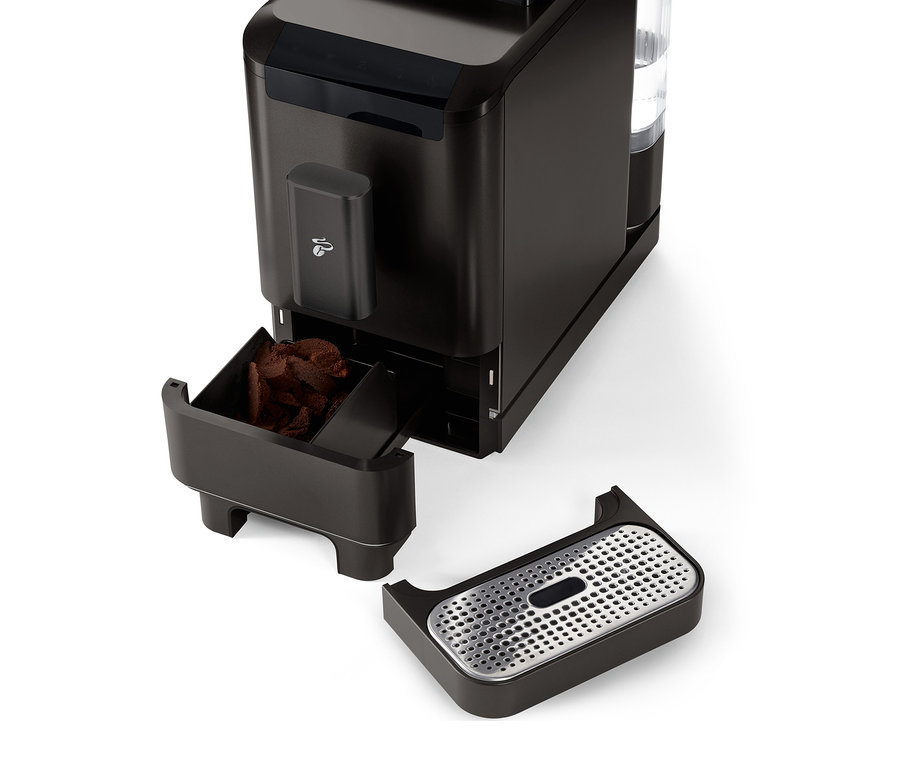 Detail plnoautomatického kávovaru »Esperto2 Caffè« v barvě granite black s vysunutou nádobou na kávovou sedlinu a odkapávací miskou.