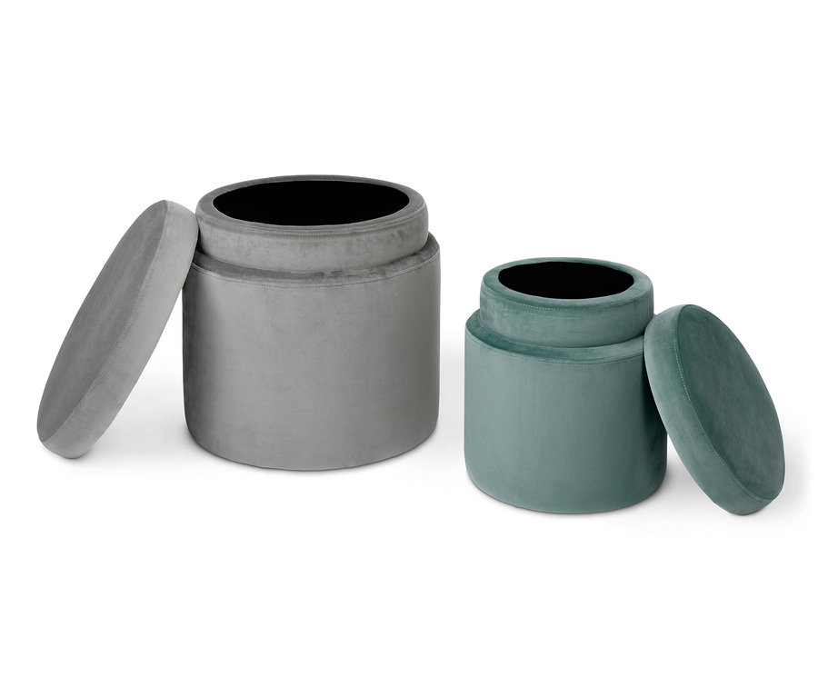 Dva sametové taburety s úložným prostorem, jeden šedý a jeden zelený, s odklopenými víky.