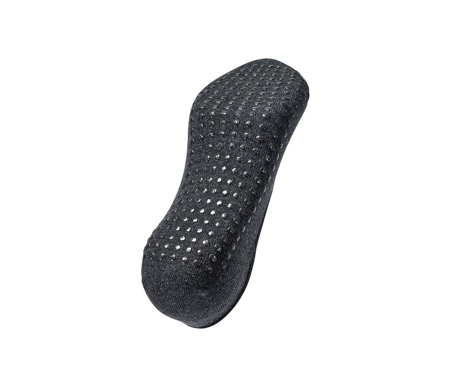 Detailní pohled na jednu sportovní šlapku.