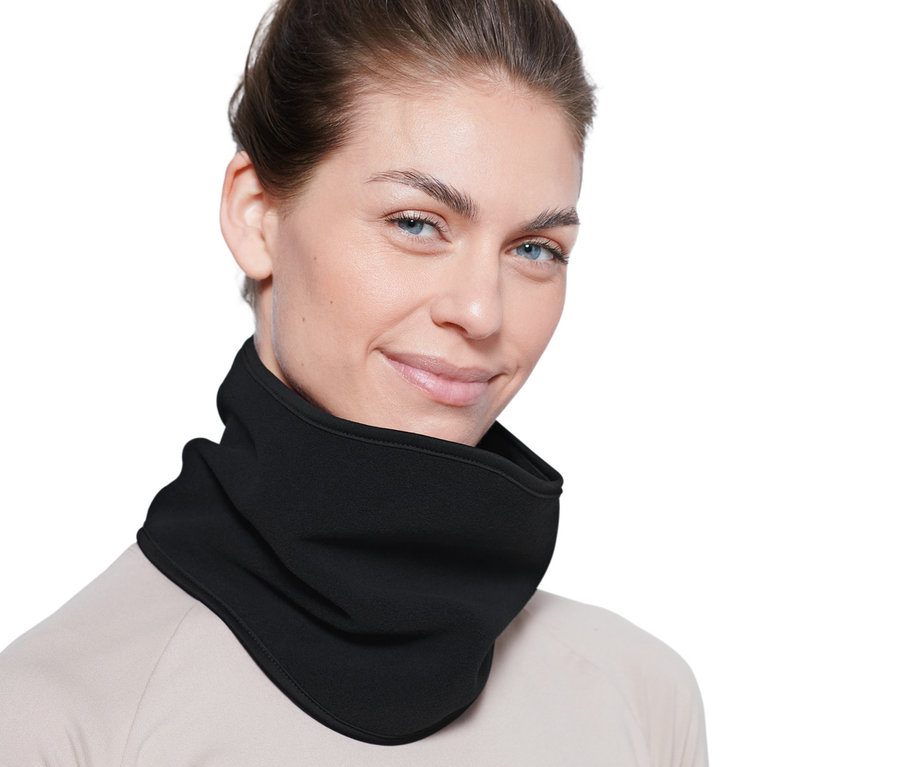 Žena nosí černý fleecový nákrčník.