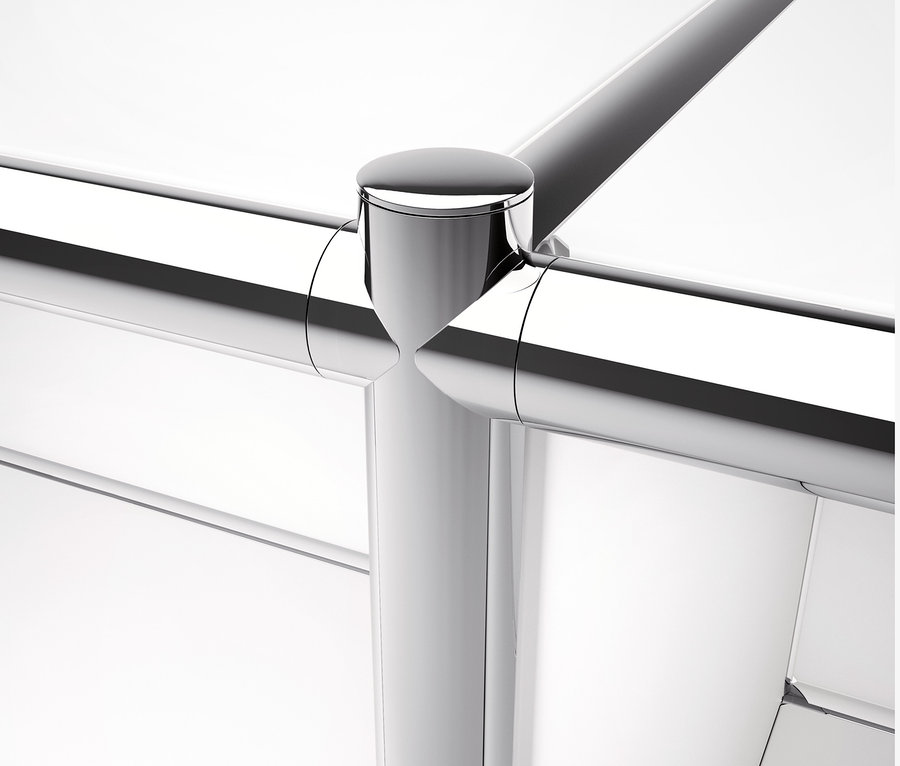 Detail chromovaného rohu kovového regálu CN3.