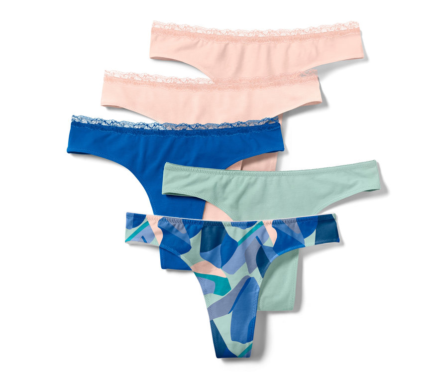 Pětice tang různých barev leží na sobě.