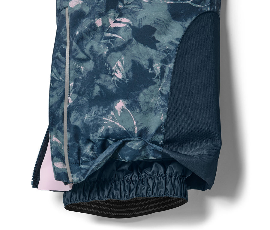 Detail dětských lyžařských kalhot s celoplošným potiskem.