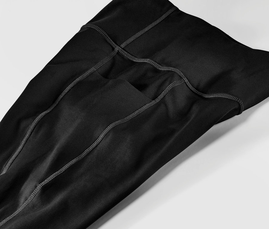 Detailní záběr černých sportovních legín.