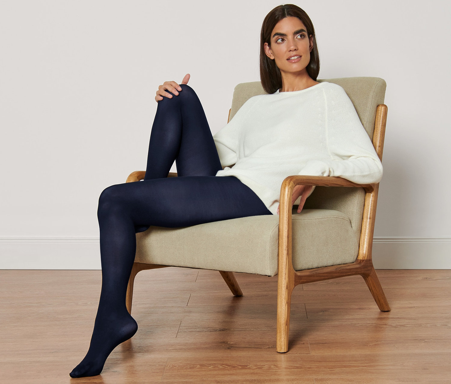 Žena sedí v křesle a má na sobě jemné punčochové kalhoty, 2 ks.