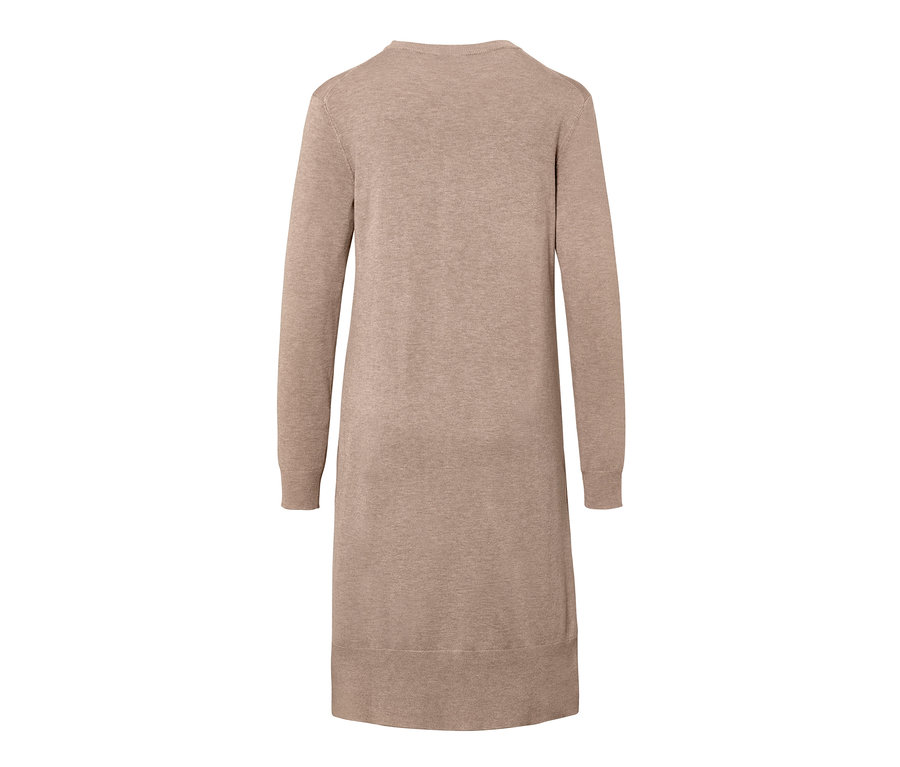 Béžové šaty z jemného úpletu.