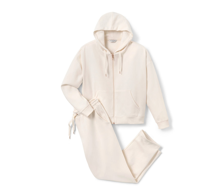 Krémová domácí souprava s kapucí a kalhotami.