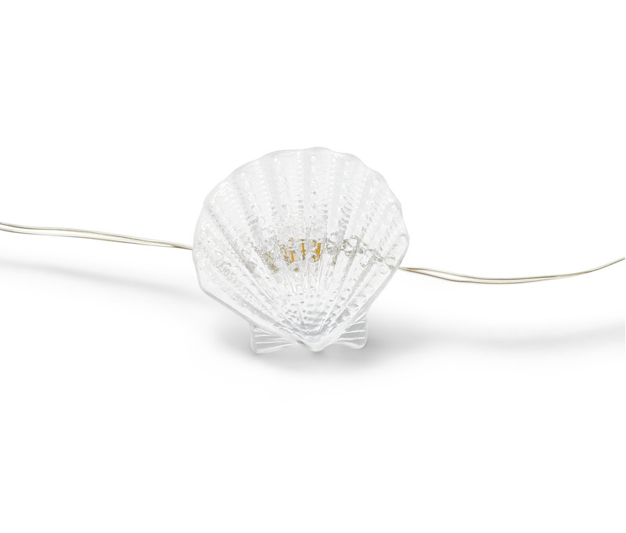 Detail světelného řetězu s mikro LED »Mušle« na bílém pozadí.