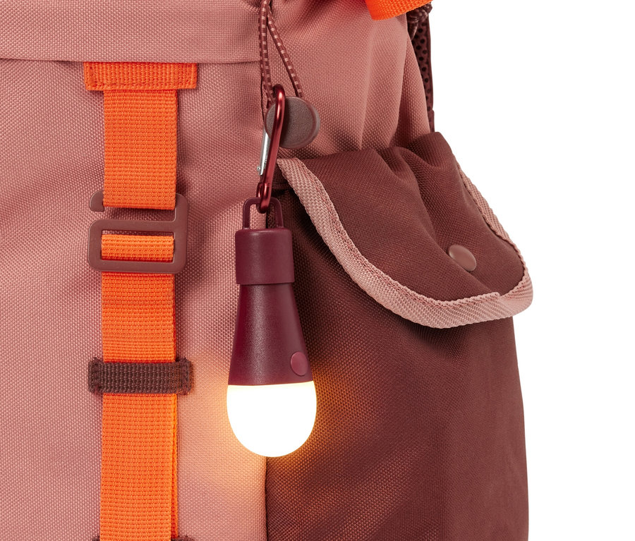 Na batohu visí dekorativní LED světlo.