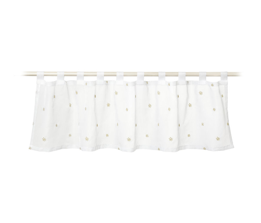 Bílá krátká záclona s motivem zlatých hvězdiček visí na bílé tyči.