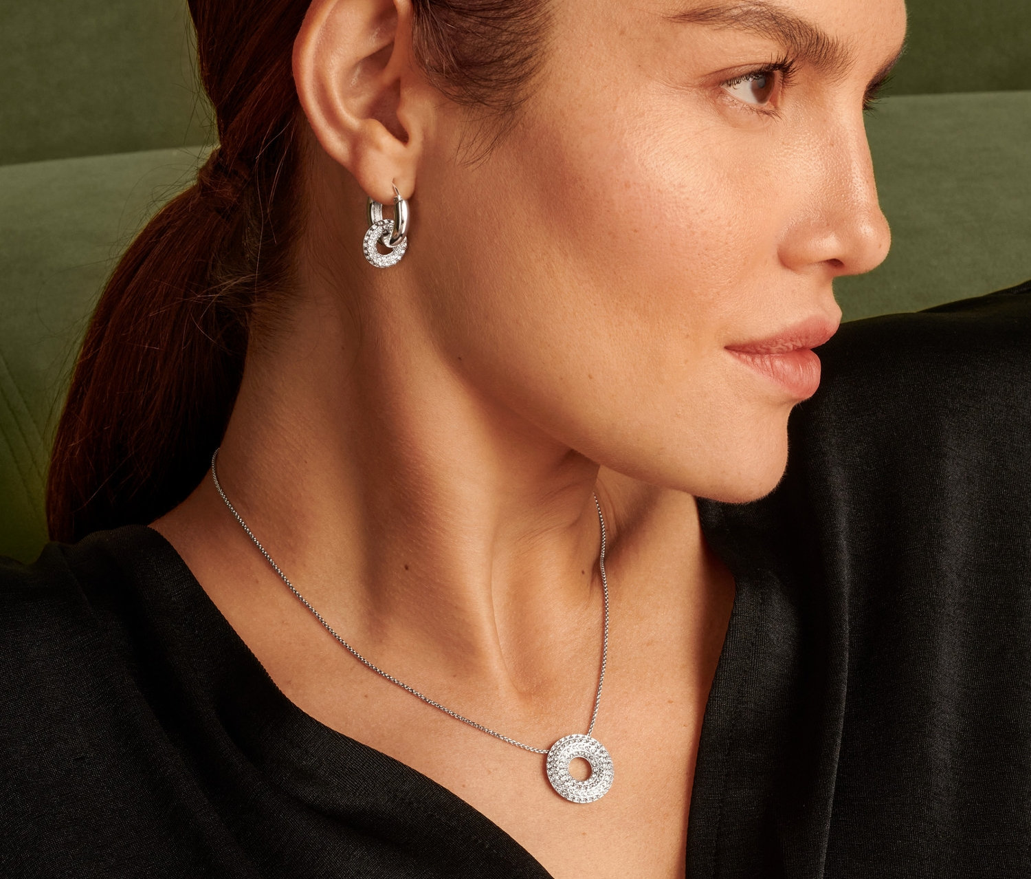 Profil ženy s řetízkem Sparkle Donut a náušnicemi.