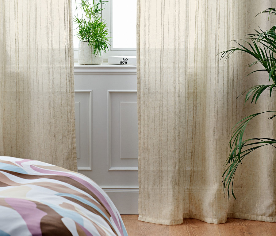 Ložnice s postelí a závěsy, 1 pár.