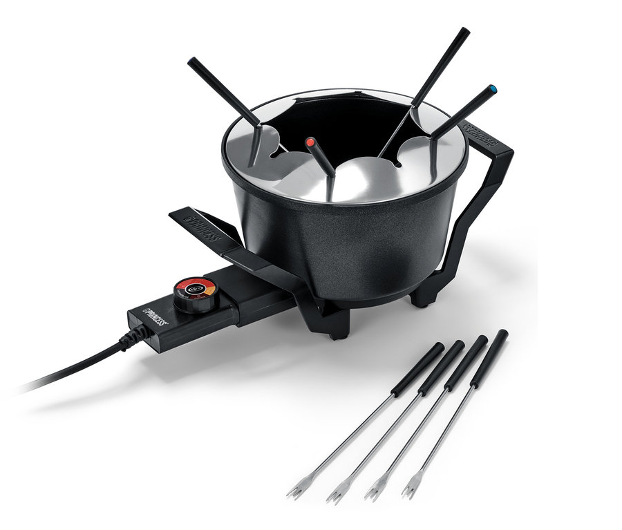 Černý set na fondue se stříbrnými vidličkami.