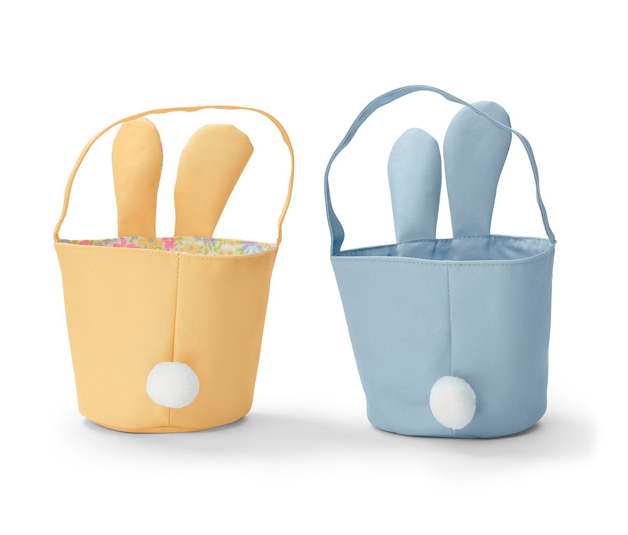 Dva košíky na sbírání velikonočních vajec: žlutý s květinovou podšívkou a modrý.