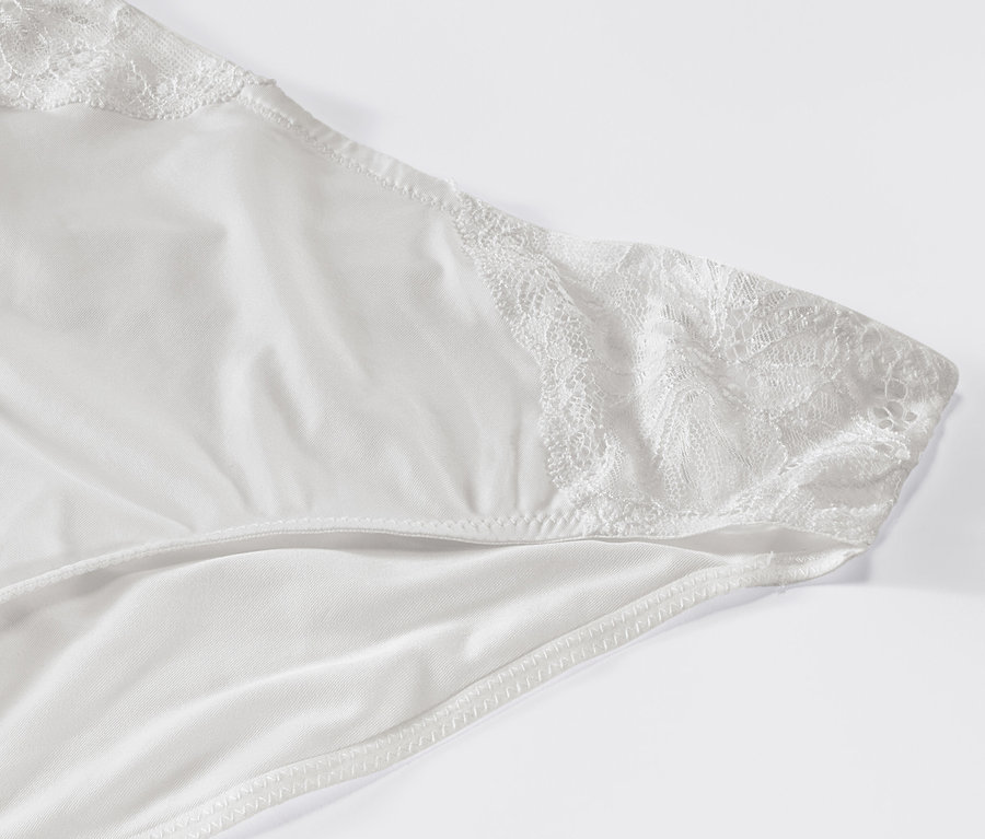 Detail bílých kalhotek (2 ks) s krajkou.