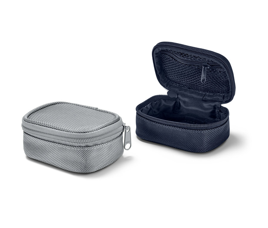 Dva cestovní organizéry: jeden šedý uzavřený a jeden tmavě modrý otevřený.