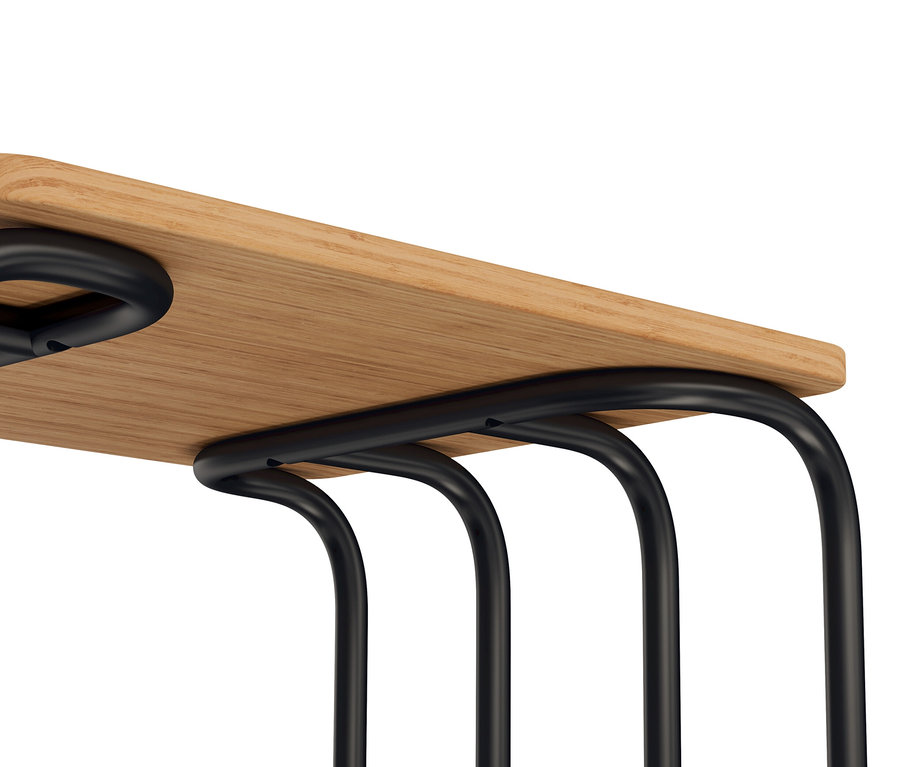 Detail stoličky s dřevěným sedákem a černými kovovými nohami.