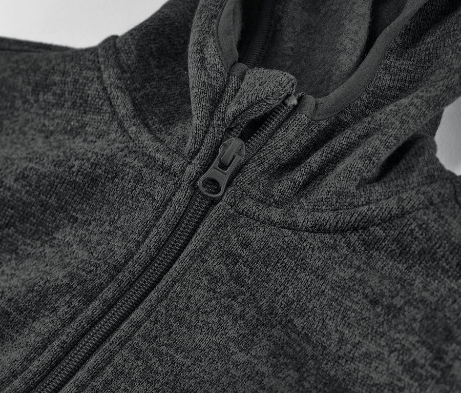 Detail dětské mikiny z pleteného fleecu se zipem.