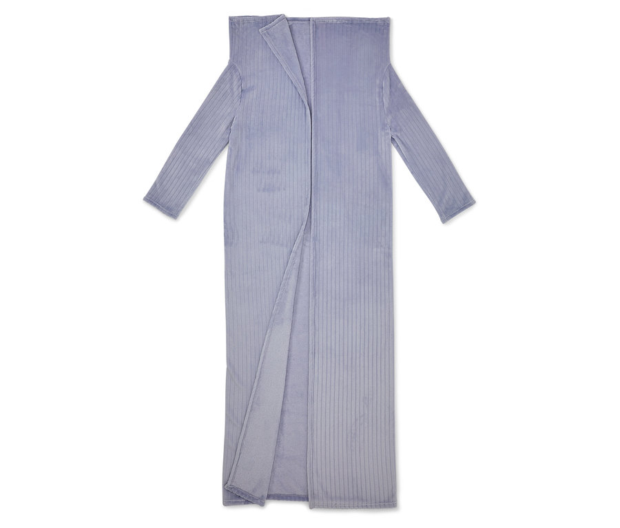 Dlouhý fialový župan s otevřenou přední stranou a dlouhými rukávy leží na bílém pozadí.