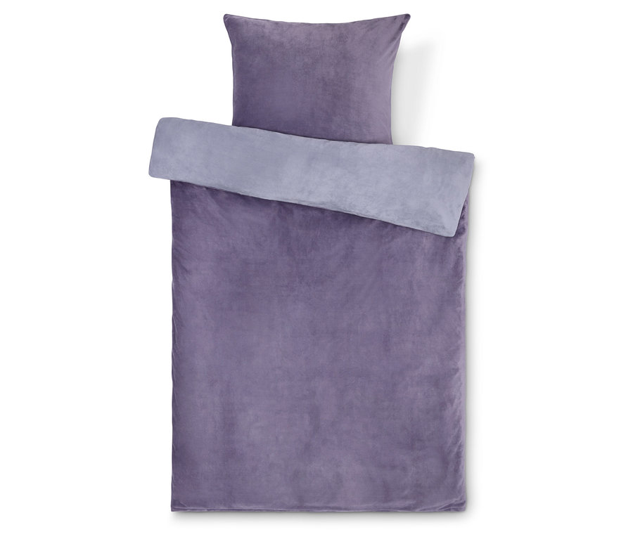 Fialové povlečení s polštářem na bílém pozadí.