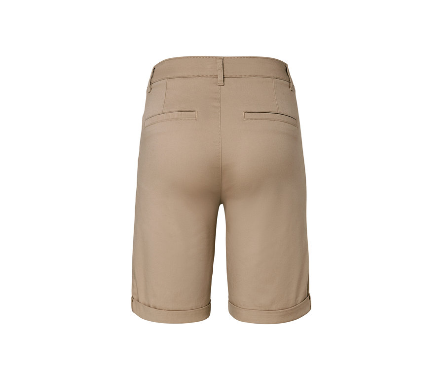 Detailní záběr na béžové chino šortky zezadu.