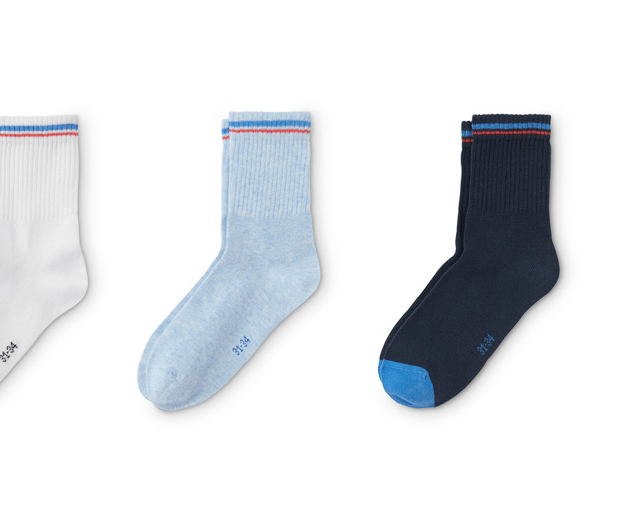 Tři páry sportovních ponožek.