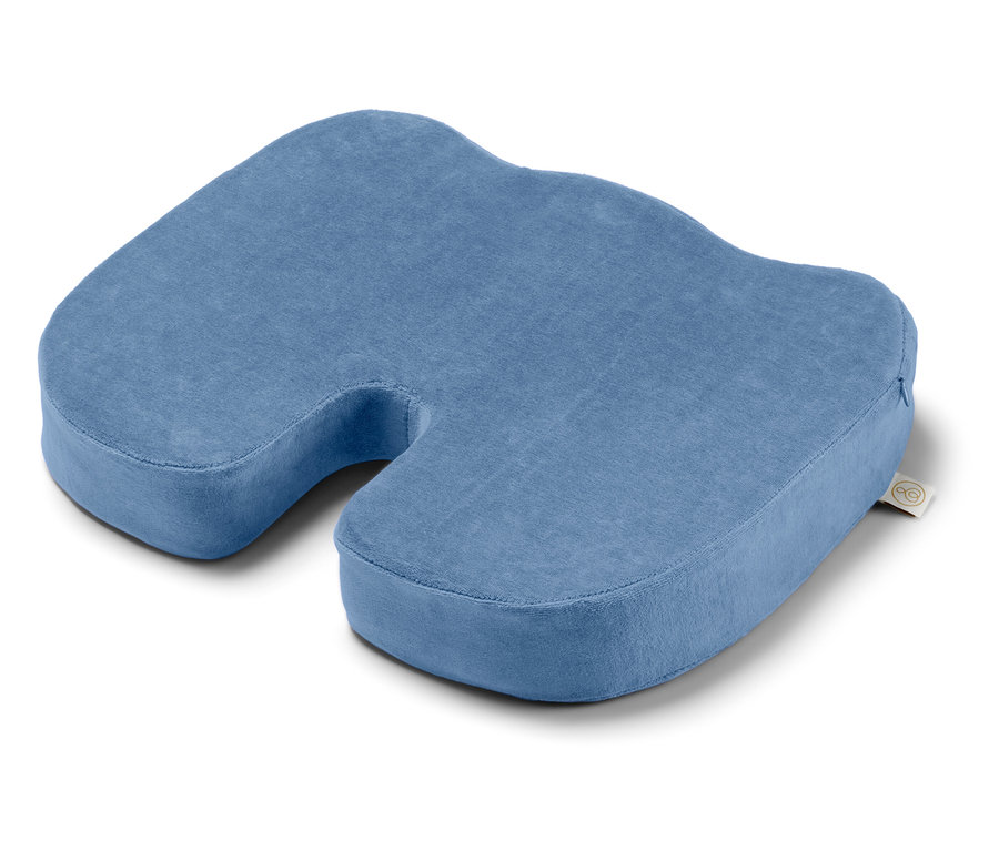 Modrý sedací polštář s otvorem uprostřed.