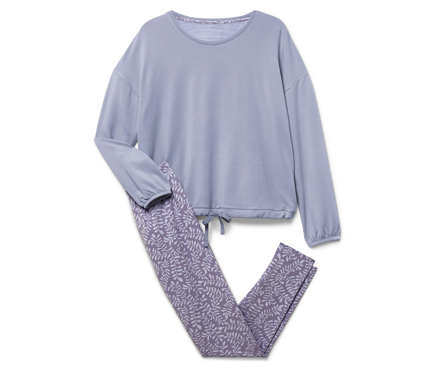 Modré pyžamo s dlouhým rukávem a kalhotami s potiskem listů leží na bílém pozadí.