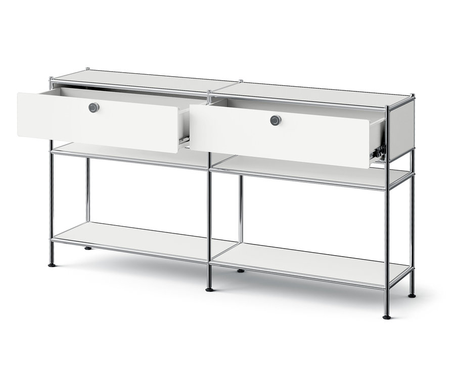 Bílý nízký úložný regál se dvěma otevřenými zásuvkami.