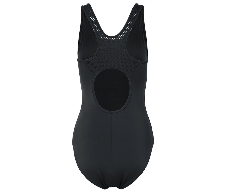 Detailní pohled zezadu na černé jednodílné plavky s kulatým výřezem na zádech a síťovanými detaily na ramínkách.