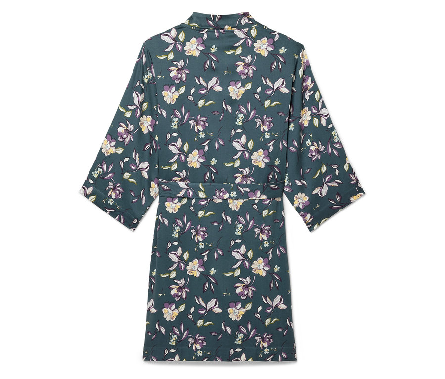 Zadní pohled na župan s květinovým potiskem v odstínech zelené, fialové a bílé.